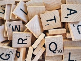 Scrabble Holzsteine mit Buchstaben