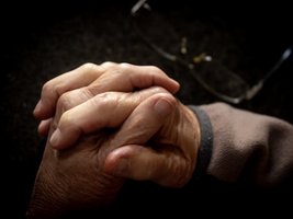 Nachaufnahme von ineinander verschränkten Hände einer alten Person