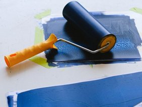 Druckplatte mit blauer Farbe und Abroller