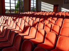 Rote Samtstühle im Theater