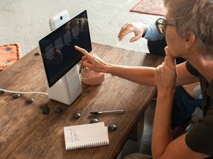 Ältere Frau lernt ein elektronisches Tablet zu bedienen