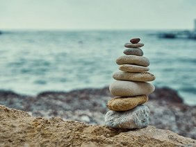 Gestapelte Steine am Meer