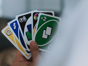 UNO Kartendeck in der Hand