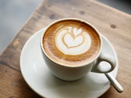 Cappuccino mit Milchschaum in einer weißen Keramiktasse