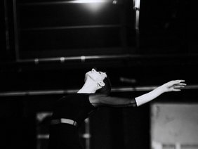 Elegante Tänzerin auf einem schwarz-weiß Foto