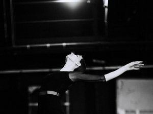 Elegante Tänzerin auf einem schwarz-weiß Foto