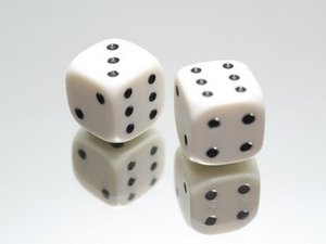 Zwei Würfel auf einem Spiegel