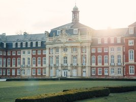 Münsteraners Schloss erstrahlt durch Sonnenstrahlen