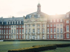 Münsteraners Schloss erstrahlt durch Sonnenstrahlen