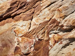 Detailansicht von einem rötlich, beigen Sandstein